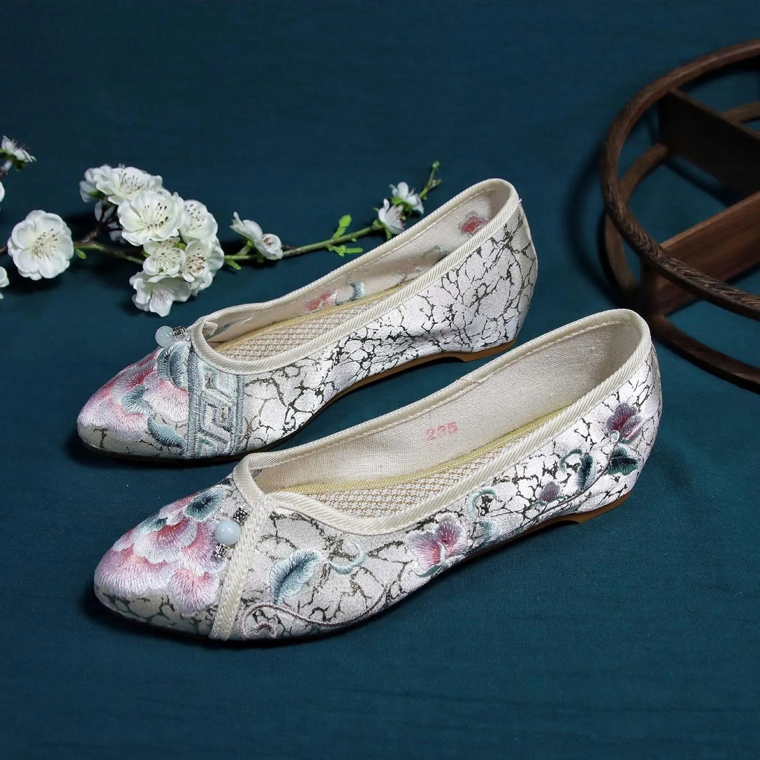 Women's Retro Classic Ballet Flats Shoes Pointed Toe Slip On Comfortable Loafer Handmade Floral Embroidered Shoes for Women Mary Jane Flats Cheongsam Shoes