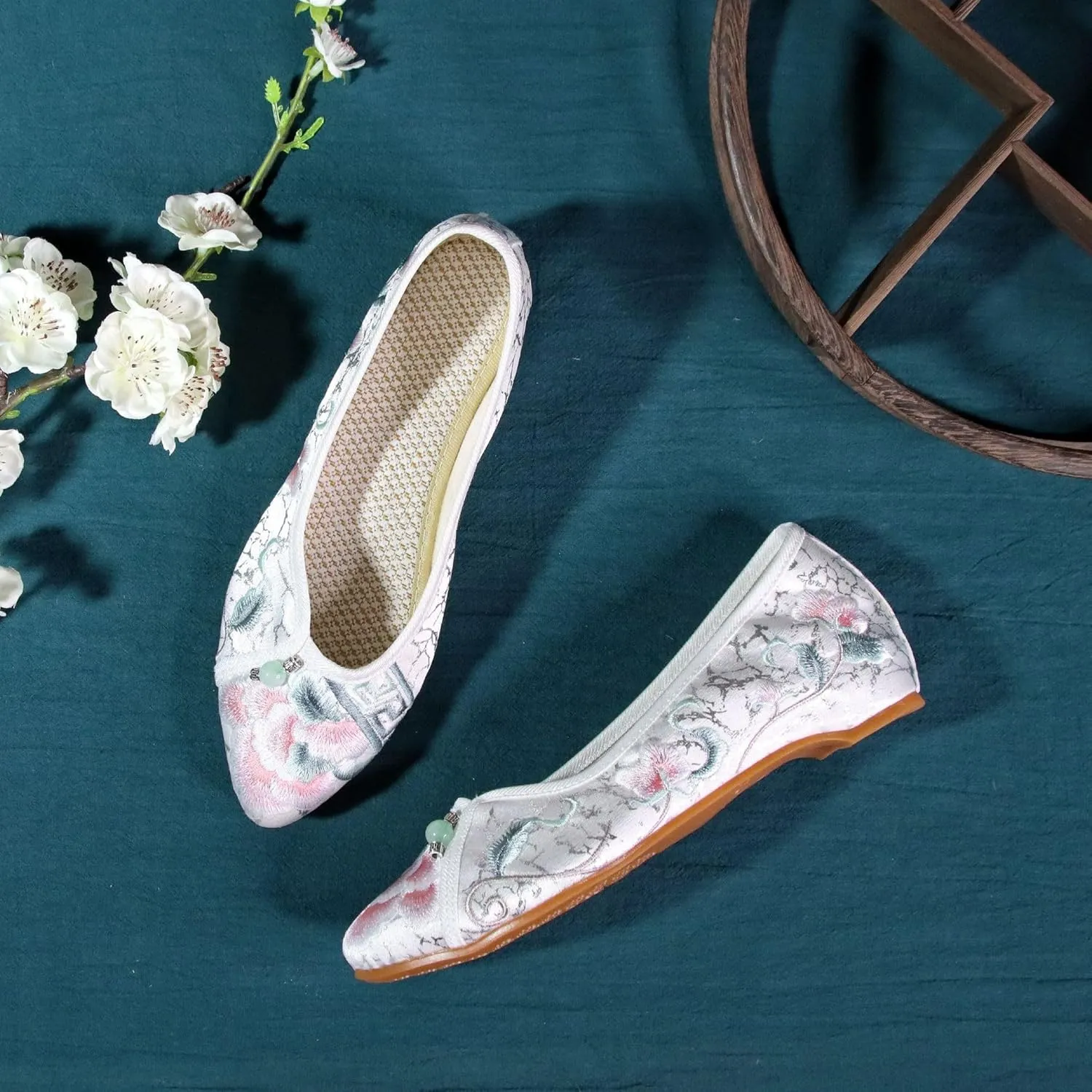 Women's Retro Classic Ballet Flats Shoes Pointed Toe Slip On Comfortable Loafer Handmade Floral Embroidered Shoes for Women Mary Jane Flats Cheongsam Shoes